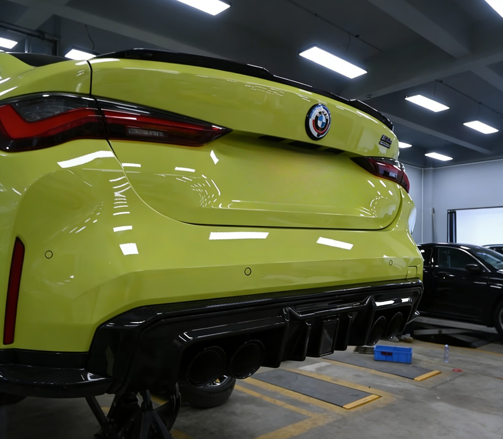 DIFUSOR TRASERO CON LUZ LED - BMW M4/M3 G80/G81/G82/G83